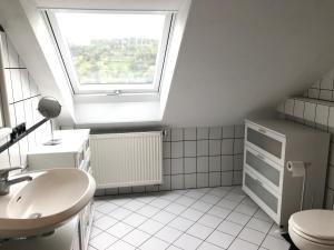 uma casa de banho com um lavatório e uma janela em Ferienwohnung Regine Settelmeier em Röttingen