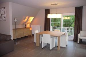 達默的住宿－B&B Riche Terre，一间带桌椅和窗户的用餐室