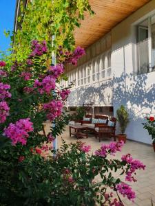 גינה חיצונית ב-Nazy's Guest House