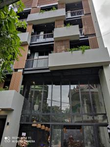 um edifício com muitas janelas de vidro em THE NEST QUANG BINH em Dong Hoi
