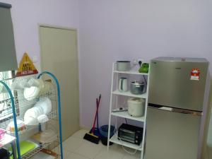 Köök või kööginurk majutusasutuses HOMESTAY TERATAKMUSLIM KHAIRUL&ROZAINI Melaka