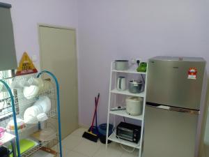 Kuchyň nebo kuchyňský kout v ubytování HOMESTAY TERATAKMUSLIM KHAIRUL&ROZAINI Melaka