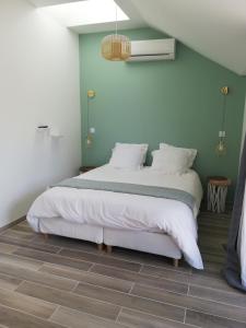 Säng eller sängar i ett rum på Villa Moya, dependance privée Piscine & Spa