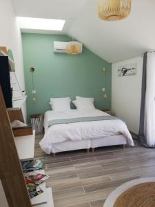 Posteľ alebo postele v izbe v ubytovaní Villa Moya, dependance privée Piscine & Spa