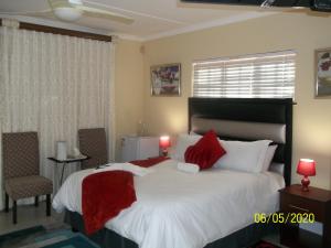 Una cama o camas en una habitación de Southernstar Guesthouse