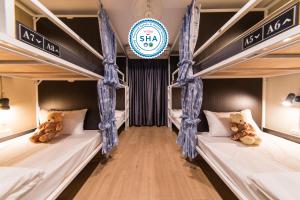 Postel nebo postele na pokoji v ubytování Napa Hostel Samrong Station