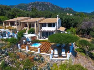 z góry widok na dom z basenem w obiekcie Elysium Apartments Corfu w mieście Paleokastritsa