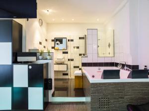 Cucina o angolo cottura di Hotel Krone Sihlbrugg