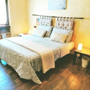 Bed & Breakfast A San Siro 75 في ميلانو: غرفة نوم بسرير كبير عليها مخدات