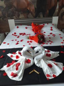 a bed with two swans made out of hearts at Hotel Hobby in Hunedoara