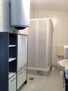 łazienka z prysznicem, toaletą i umywalką w obiekcie APARTAMENTOS AROMA w mieście Pag