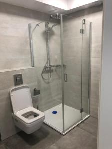 A bathroom at Nadmorskie Tarasy Apartament 312