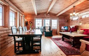 - une salle à manger avec une table et un canapé dans l'établissement Gorgeous Home In stby With Wifi, à Østby