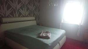 ein Schlafzimmer mit einem Bett und einem Handtuch darauf in der Unterkunft FeWo Erika in Lengenfeld