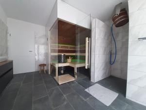 A bathroom at Chalet Wirklich Wunderbar Még 37 kép