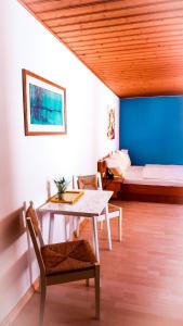 ein Wohnzimmer mit einem Tisch und einem Bett in der Unterkunft Linzerhaus in Saalbach-Hinterglemm