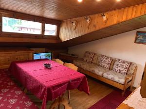A television and/or entertainment centre at Attico Vista Tofane