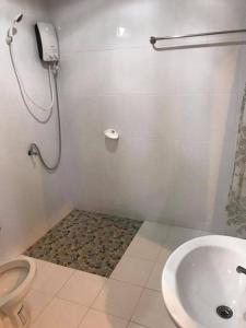 La salle de bains est pourvue d'une douche, de toilettes et d'un lavabo. dans l'établissement Chill Chill resort, à Pran Buri