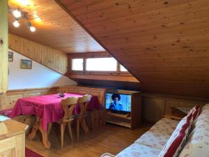 A television and/or entertainment centre at Attico Vista Tofane