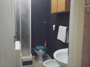 Vonios kambarys apgyvendinimo įstaigoje B&B NEAR METRO' CENTRAL LINE - Only wc in the rooms 15 Minutes to Termini Station 20 to Spagna square - In the Night Bus