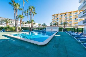 - une piscine avec des chaises longues et un complexe dans l'établissement Apartamento Lyna, à Alcúdia