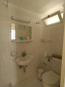 a bathroom with a toilet and a sink at Sole Verde in Agios Georgios