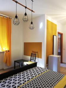 een kamer met een bed en een tafel en wat verlichting bij The Yellow House in Fiumicino