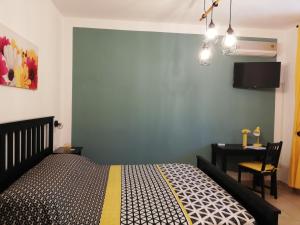 1 dormitorio con 1 cama y mesa con escritorio en The Yellow House, en Fiumicino