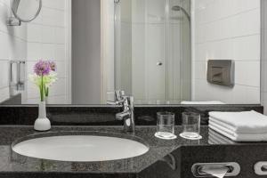 Ein Badezimmer in der Unterkunft IntercityHotel Kiel