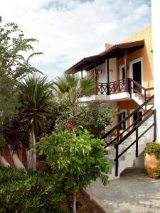 dom z balkonem i roślinami w obiekcie Pennystella Apartments w mieście Agia Pelagia