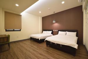 台东香茄民宿的有两张床和一张桌子的房间 更多8张照片