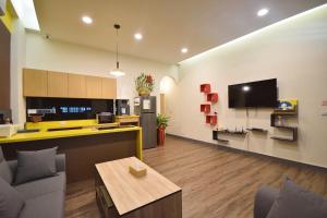 台东香茄民宿的厨房以及带沙发和电视的客厅。