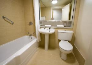 e bagno con servizi igienici, lavandino e vasca. di Blooms Hotel a Dublino