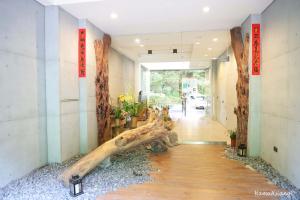 a hallway with a large tree branch on the floor at 日月潭山慕藝旅 Sun Moon Inn in Yuchi