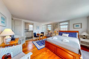 een slaapkamer met een bed en een woonkamer bij Maine Memories in Wiscasset +6 foto's