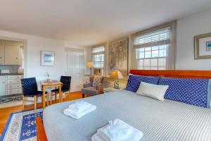 1 dormitorio con 1 cama con 2 toallas en Maine Memories, en Wiscasset