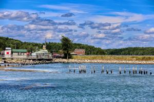 uma vista para uma massa de água com um cais em Maine Memories em Wiscasset