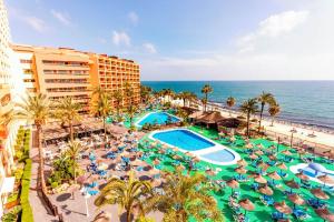 widok z lotu ptaka na ośrodek z basenem i oceanem w obiekcie Atardecer Beach Costa w mieście Benalmádena