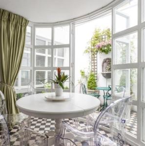 Una mesa y sillas blancas en una habitación con ventanas. en Marylebone Luxury 3BR Flat Elegant Central Gem, en Londres 36 fotos más