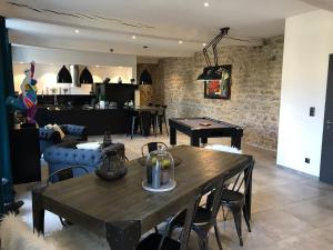 uma sala de estar com uma mesa e uma bola de pingue-pongue em Les remparts em Semur-en-Auxois