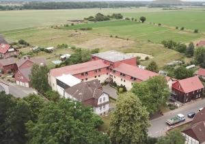 eine Luftansicht eines großen Hauses mit Hof in der Unterkunft Messehof Hotel & Seminarvilla - nahe Hannover in Algermissen