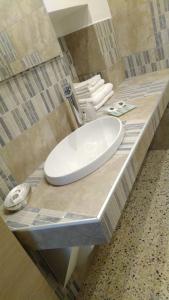 baño con lavabo blanco en la encimera en Appartamenti Dante, en Vitorchiano