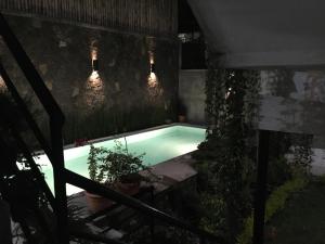 a swimming pool at night with lights and plants at Casa Josefa Hotel in Santiago Atitlán