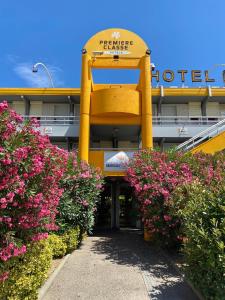 Budova, kde se hotel nachází + 37 fotografií