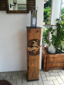 una puerta de madera con un reloj encima en Ferienwohnung im Harz-Haus-Bruns, en Clausthal-Zellerfeld