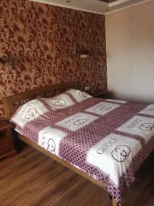 a bedroom with a bed with a pink and white blanket at Здається подобово 3кімнатна квартира з wifi i екслюзивним ремонтом,є кімната гардероб,спальня і кімната,санвузол і ванна також парковочне місце in Chernivtsi