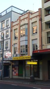 雪梨的住宿－中央私人酒店，城市街道一侧的建筑