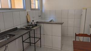 cocina con fregadero y encimera en Residência Schneider RC, en Vila Velha