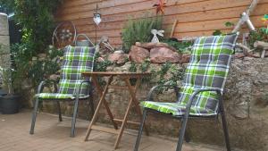 two chairs and a table on a patio at Ferienwohnung Karoline Eisenach in Eisenach