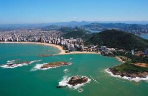 una vista aérea de una ciudad e islas en el agua en Residência Schneider RC, en Vila Velha